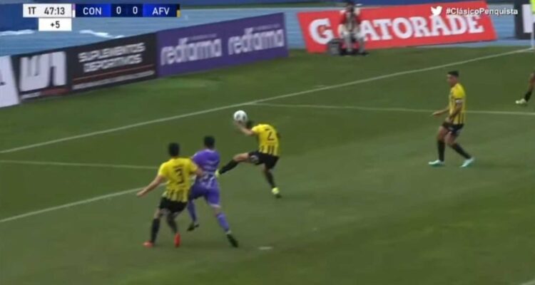 El penal que Deportes Concepción reclamó ante Fernández Vial.