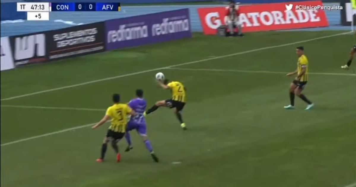 El penal que Deportes Concepción reclamó ante Fernández Vial.