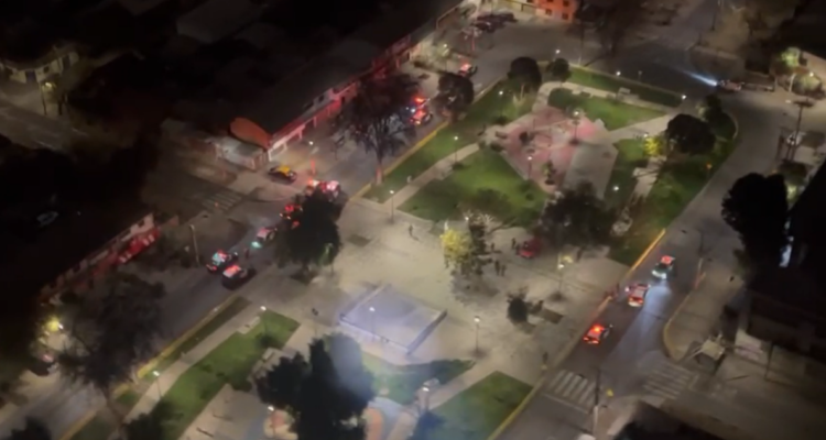 Tres detenidos deja persecución que comenzó en Maipú y terminó en plaza de Cerro Navia