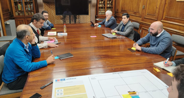 Encuentro entre el Ministerio de Ciencia y la UNESCO para actualizar la Política Nacional de Inteligencia Artificial.