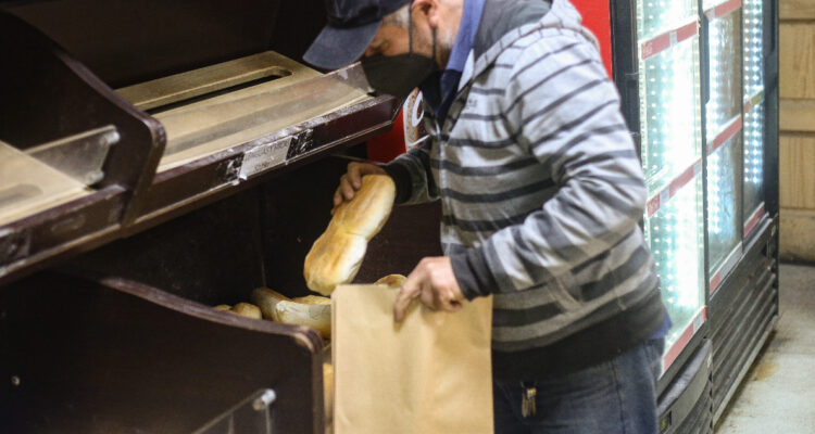 Gobierno explica por qué el pan no baja de precio pese a que el trigo disminuyó sus valores