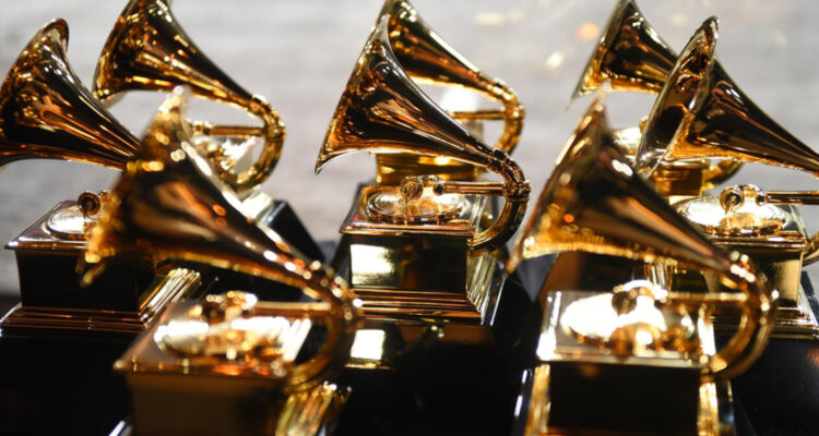 Estatuillas de los Premios Grammy, que ahora permitirán canciones en las cuales se usó IA.