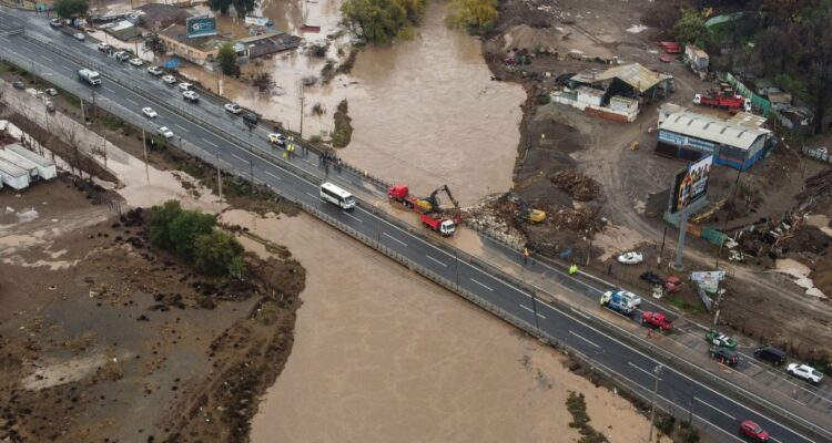 Preocupación en la Ruta 68: caudal del Mapocho sigue subiendo y se podría cortar la carretera