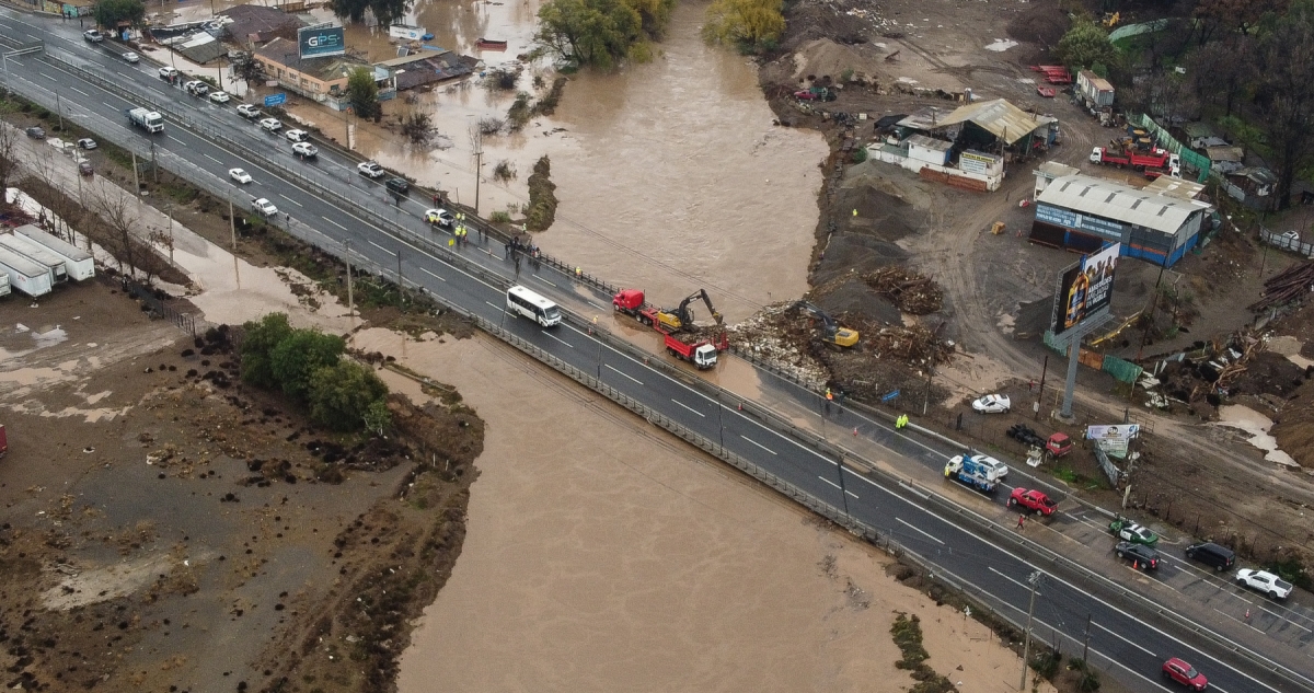 Preocupación en la Ruta 68: caudal del Mapocho sigue subiendo y se podría cortar la carretera