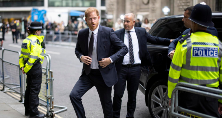 Príncipe Harry ingresando al tribunal Superior de Londres