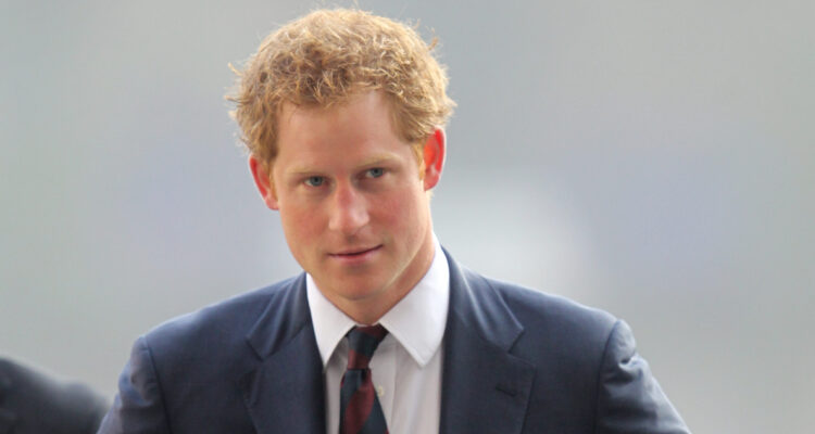 El príncipe Harry mira serio hacia un lado en uno de sus viajes a Chile.