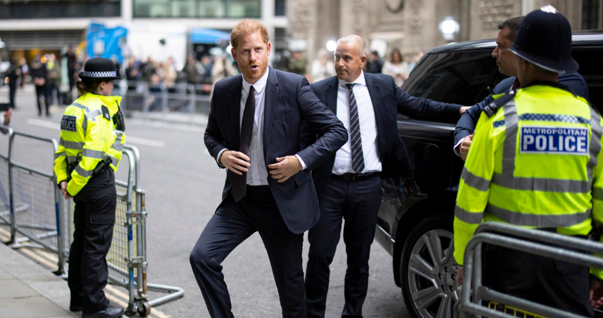 Príncipe Harry ingresando al tribunal Superior de Londres