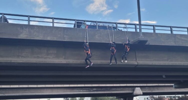 Manifestantes se cuelgan desde paso nivel de Vespucio Sur
