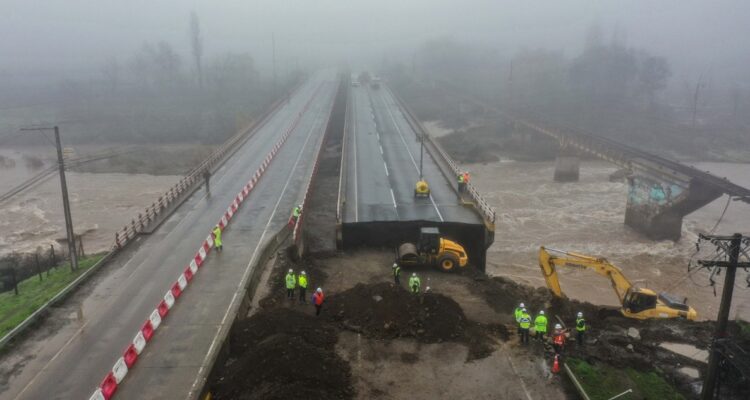 Rehabilitan tránsito por puente Lircay en la Ruta 5 Sur tras lluvias: reparación durará tres semanas