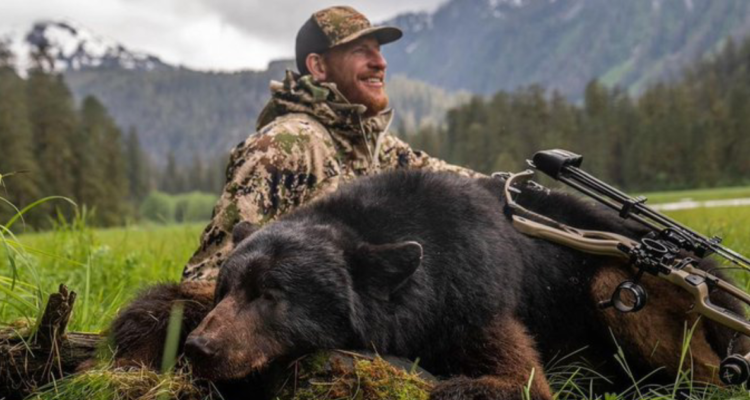El QB de la NFL Carson Wentz, es repudiado en redes sociales por la caza de un gigantesco oso.