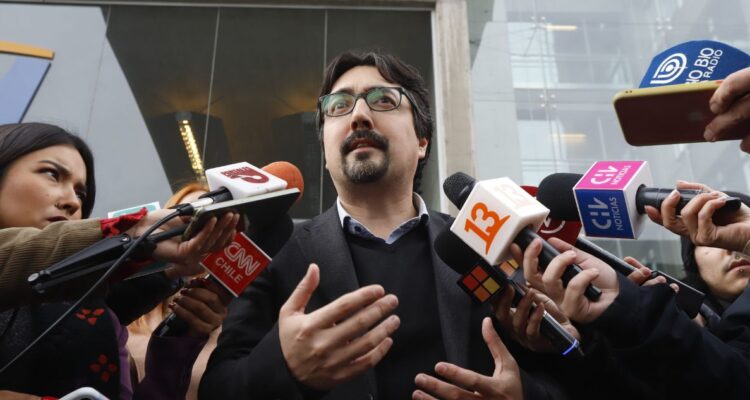 “Hay sospecha de corrupción”: Revolución Democrática presenta querella por caso Democracia Viva