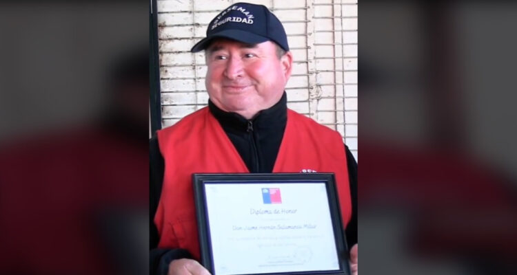 Gobierno da reconocimiento a guardia que acompañó a mujer a esperar su transporte en Los Ángeles