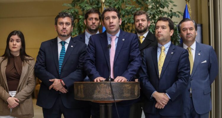 Republicanos critican que Catalina Pérez no renuncie a mesa de Cámara y a la UDI por bajar censura