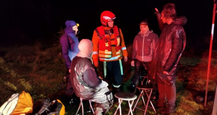 Rescatan a personas que quedaron aisladas en río blanco
