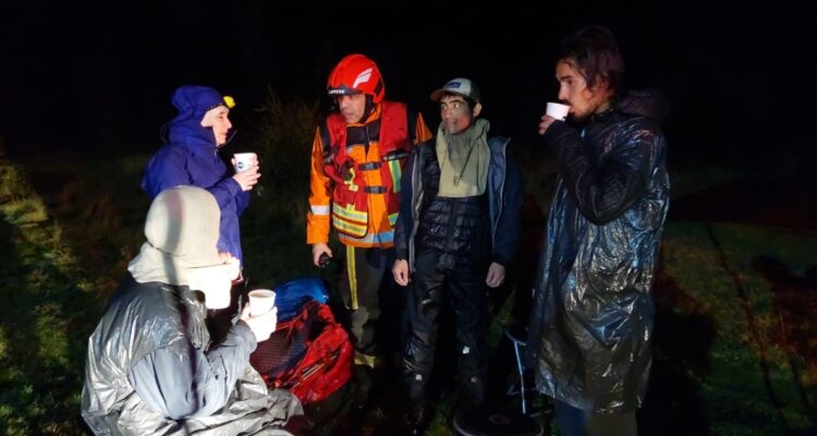 Rescatan a personas que quedaron aisladas en Río Blanco de Puerto Montt