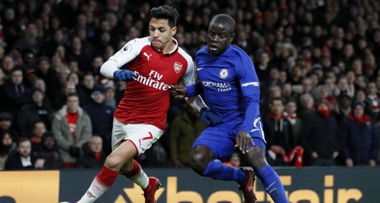 Alexis Sánchez, durante su paso por el Arsenal, enfrentando al Chelsea.