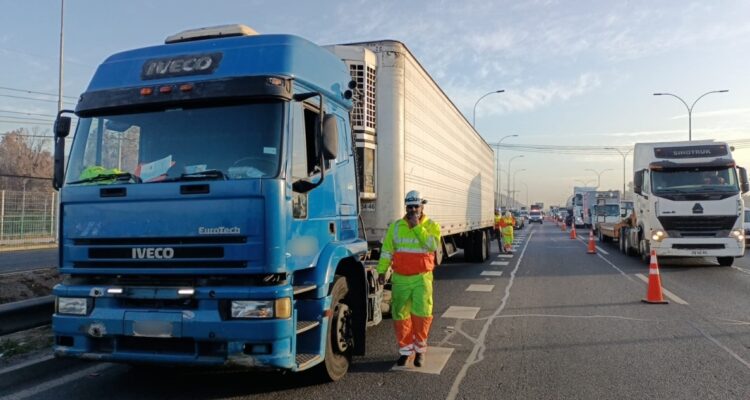 Dos detenidos tras robo de camión en la capital: carabinero cayó de su moto en persecución