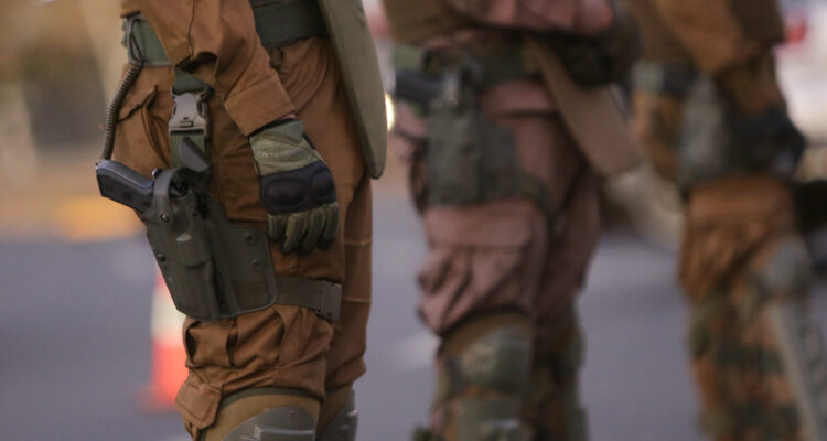 Robo en cuartel de Carabineros: dan de baja a dos funcionarios que entregaron armas a delincuentes