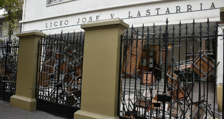 Denuncian robo de más de 100 tablets y notebooks en toma de Liceo Lastarria: “una perdida millonaria”