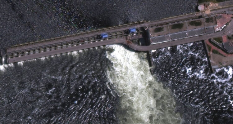 Rusia acusa a Ucrania ante La Haya de destruir con artillería pesada la represa de Kajovka