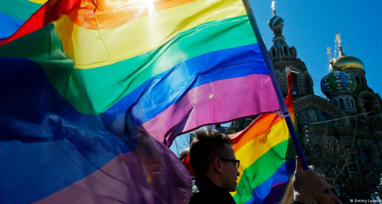 Activistas protestan en defensa de los derechos de la comunidad LGBTQ en San Petersburgo