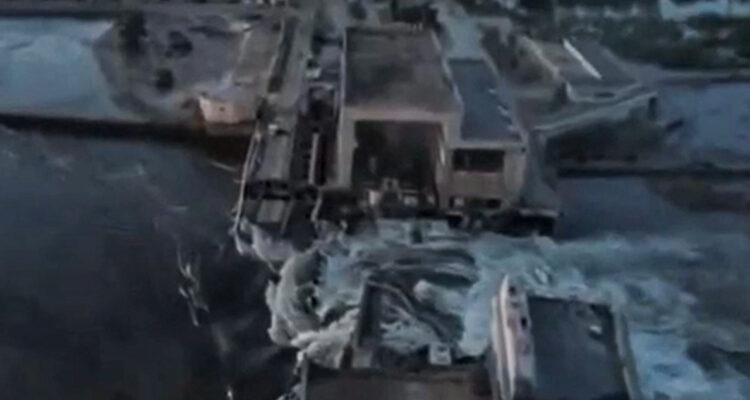 Rusia reconoce que el colapso de la presa en Jersón le favorece militarmente en la guerra con Ucrania