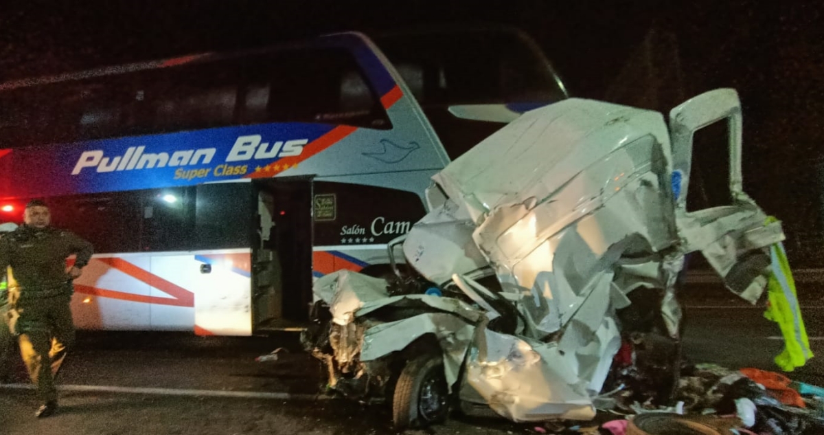 Buses protagonizan dos accidentes en la Ruta 5 Sur: en Paine hubo un muerto