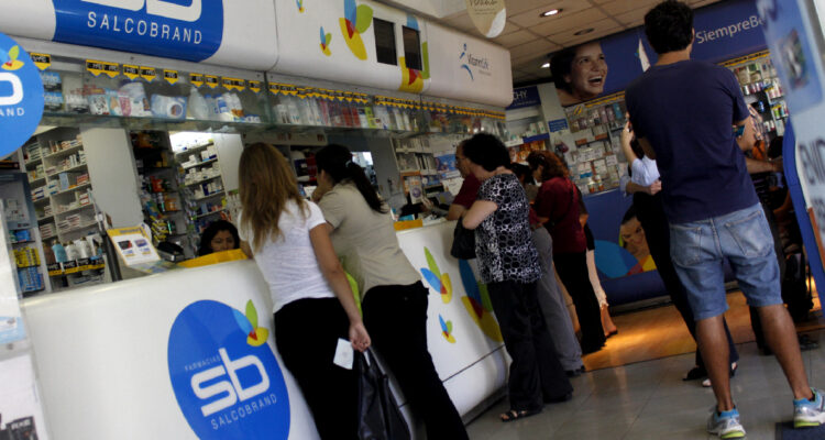 Una recepción de Salcobrand con personas comprando