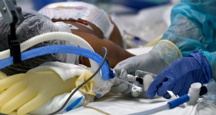 Ministerio de Salud reporta una ocupación del 93% de camas UCI pediátricas en el país