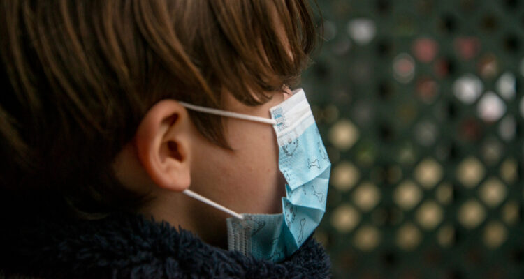 Santander amplía teletrabajo a personas que cuiden a menores de 4 años