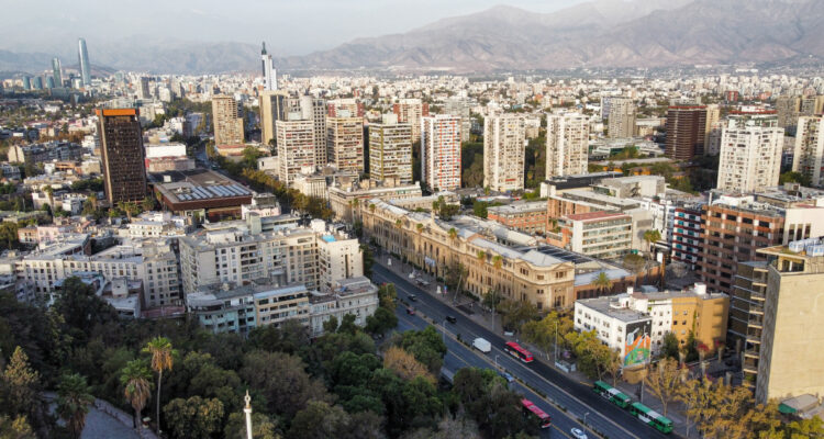 Hasta 65% más baratos: las 3 comunas del Gran Santiago donde están bajando precios de arriendos