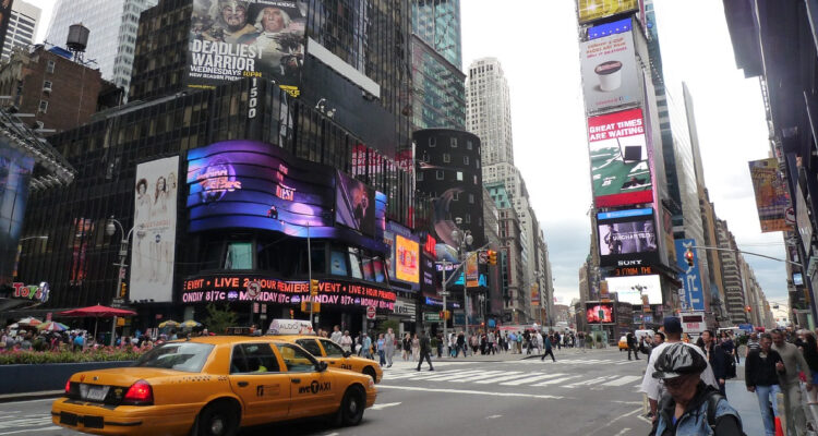 El PMI del sector servicios de Estados Unidos sube en mayo y convive con la atonía de su industria