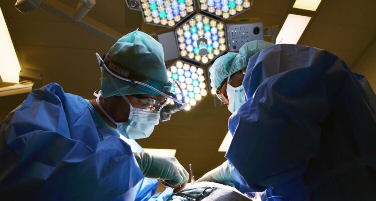 Los expertos mencionan revisar las restricciones de los seguros de salud