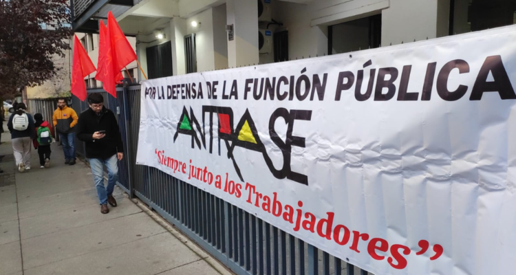 Funcionarios se toman dirección regional del Sename Bío Bío por agresiones de menores en CRC Coronel