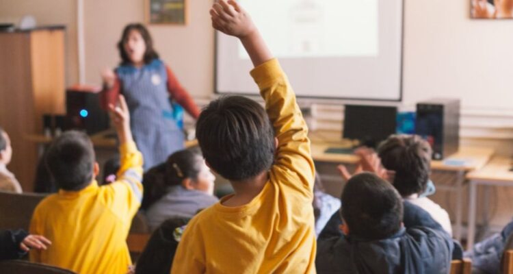 Abrupta baja en Matemática y aumento en brecha entre hombres y mujeres: primer Simce tras pandemia