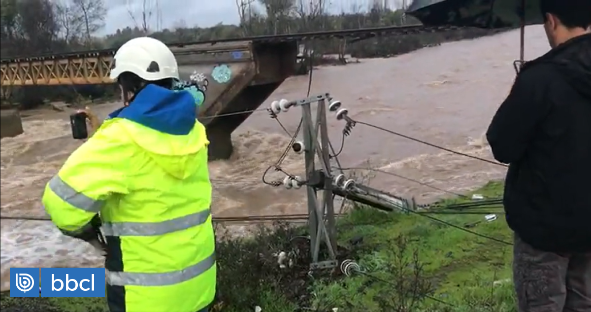 Cae Parte Del Puente Ferroviario En Río Lircay Y Socavón Corta La Ruta 5 Hacia El Norte En Maule 1394