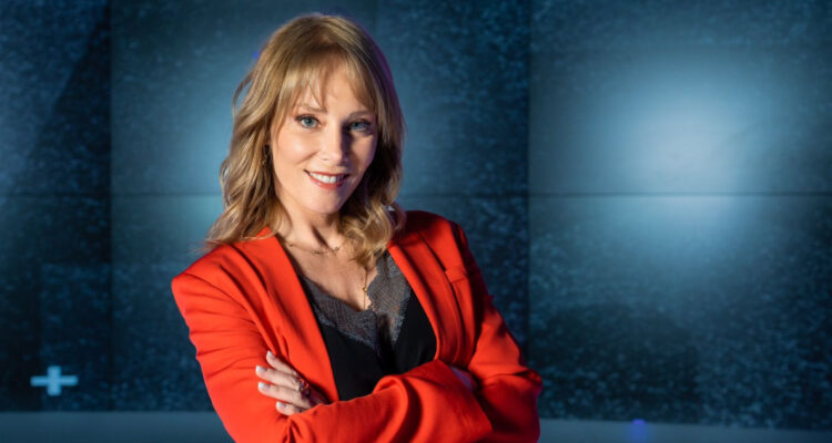 La comentarista deportiva Soledad Bacarreza en el set del rpograma.