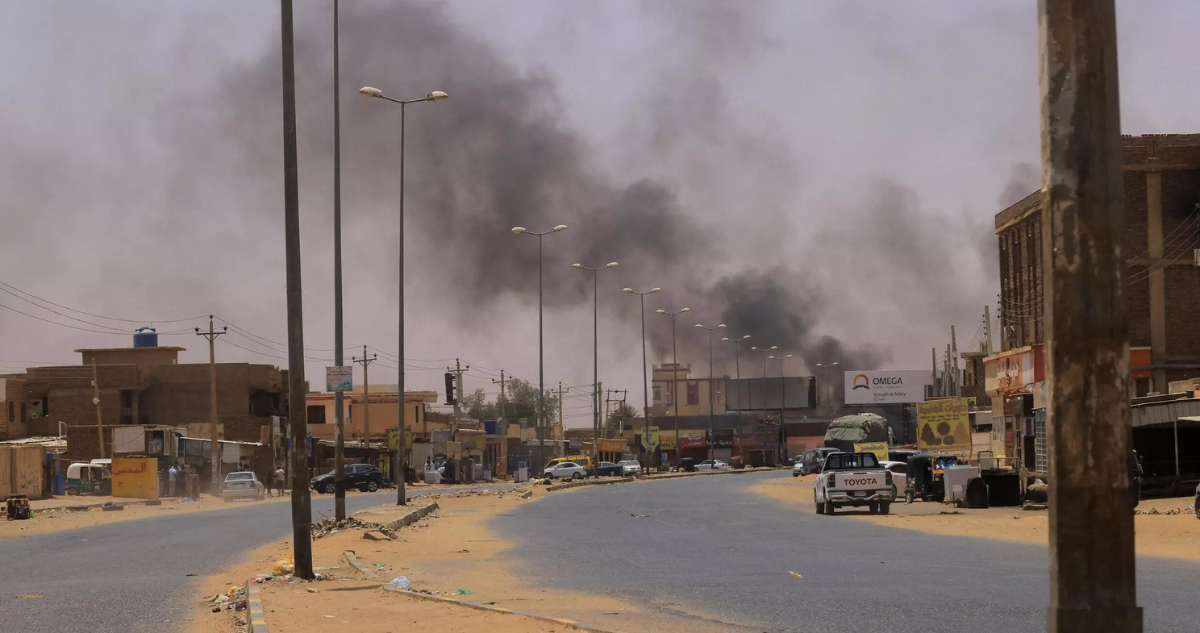 El humo se eleva en Omdurman, cerca del puente Halfaya, durante los enfrentamientos entre las Fuerzas de Apoyo Rápido y el Ejército de Sudán, en Jartum, Sudán, el 15 de abril de 2023.