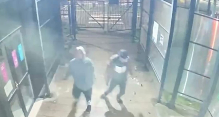 Sujetos provocaron destrozos y golpearon a guardia de Cesfam en Valdivia