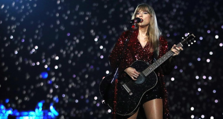 Taylor Swift en su concierto The Eras Tour en referencia a su nueva versión de Speak Now