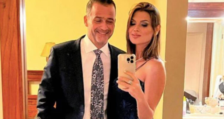 La modelo Thais Jordão posando junto a Iván Núñez.