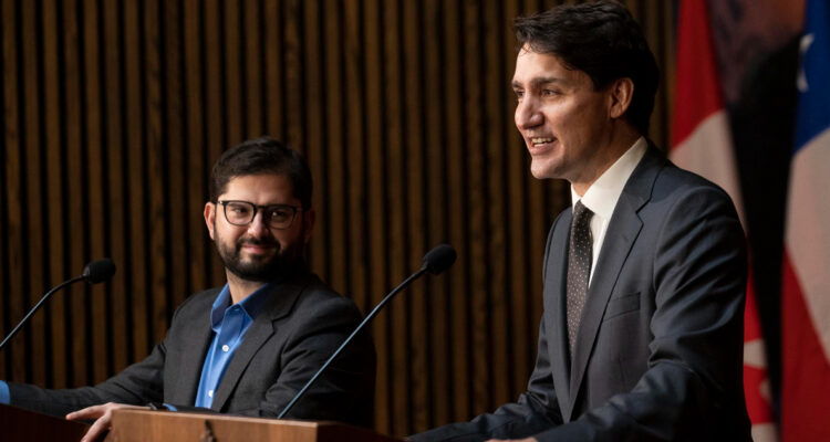 Trudeau agradece a Boric envío de delegación chilena para combatir incendios forestales en Canadá