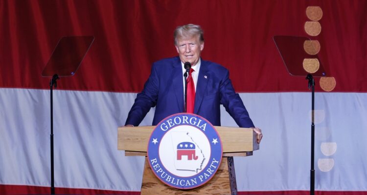 Trump insistió en sus dichos de “caza de brujas” en su primer mitín tras ser imputado