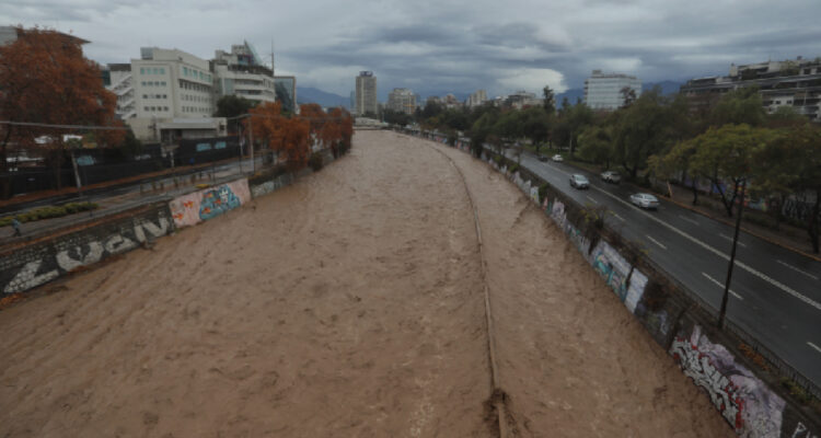 MOP llama al uso responsable del agua en la RM: turbiedad impide reactivar producción de Aguas Andinas