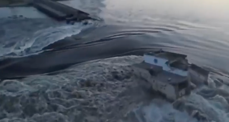 Rusia niega estar detrás de explosión en represa y acusa a Ucrania de “sabotaje deliberado”