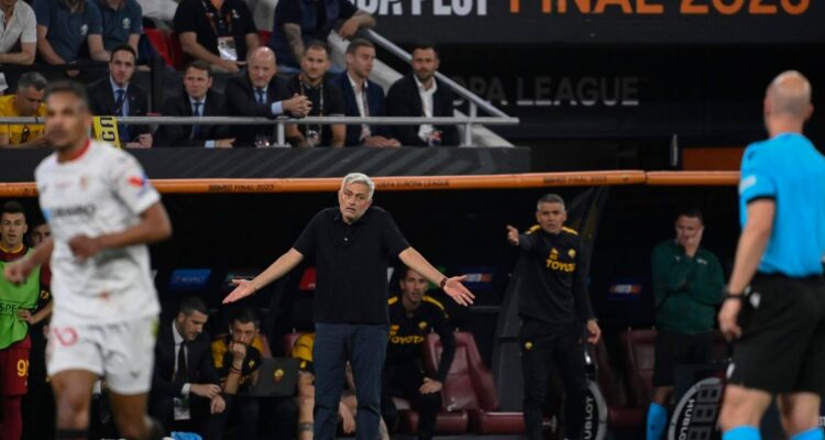 UEFA abrió expediente disciplinario a Mourinho por su comportamiento en la Europa League