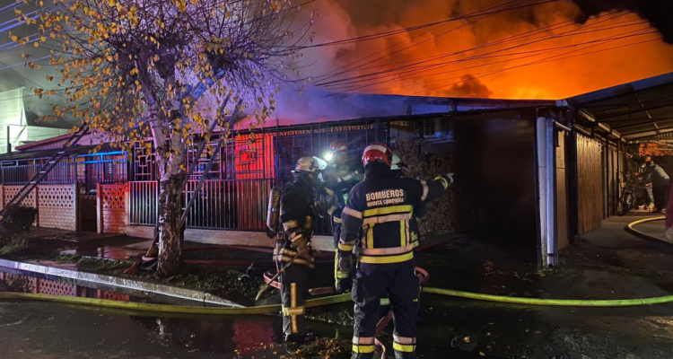 Una bodega totalmente destruida y tres viviendas con daños severos deja incendio en Los Ángeles