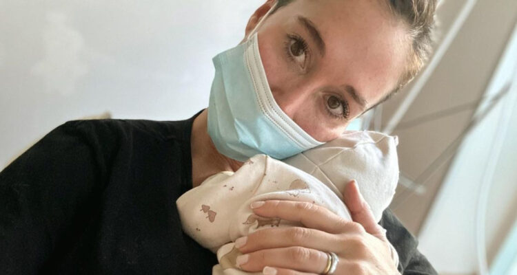 Valentina Roth posa con su hija.