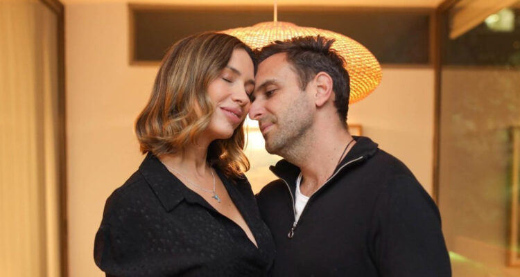 Vanesa Borghi posa junto a su pareja. Ambos visten de negro y están abrazados.