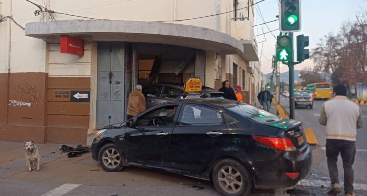 Vehículo incrustado en correos de Chile en Quillota